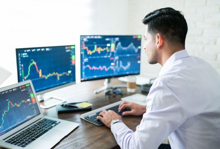 Persona che studia grafici dei mercati