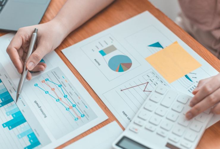 Persona che analizza dei dati facendo dei calcoli