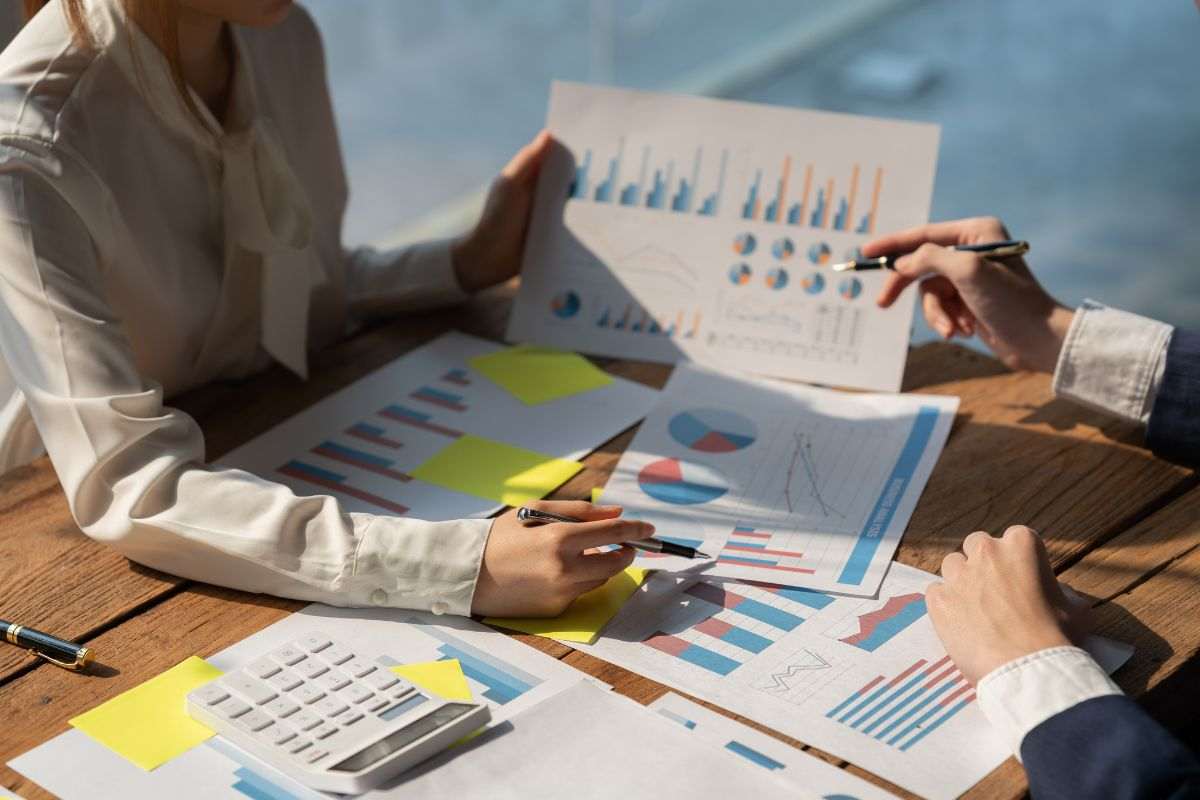 Persone che analizzano dei dati