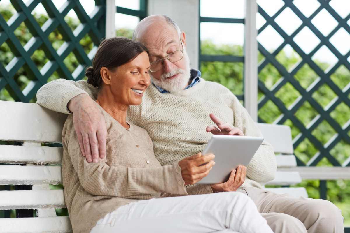 Coppia che legge delle notizie