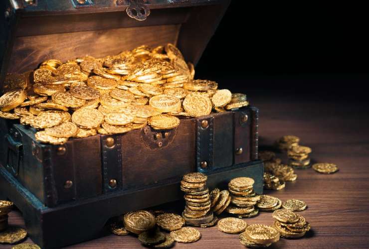 Monete d'oro in una cassa