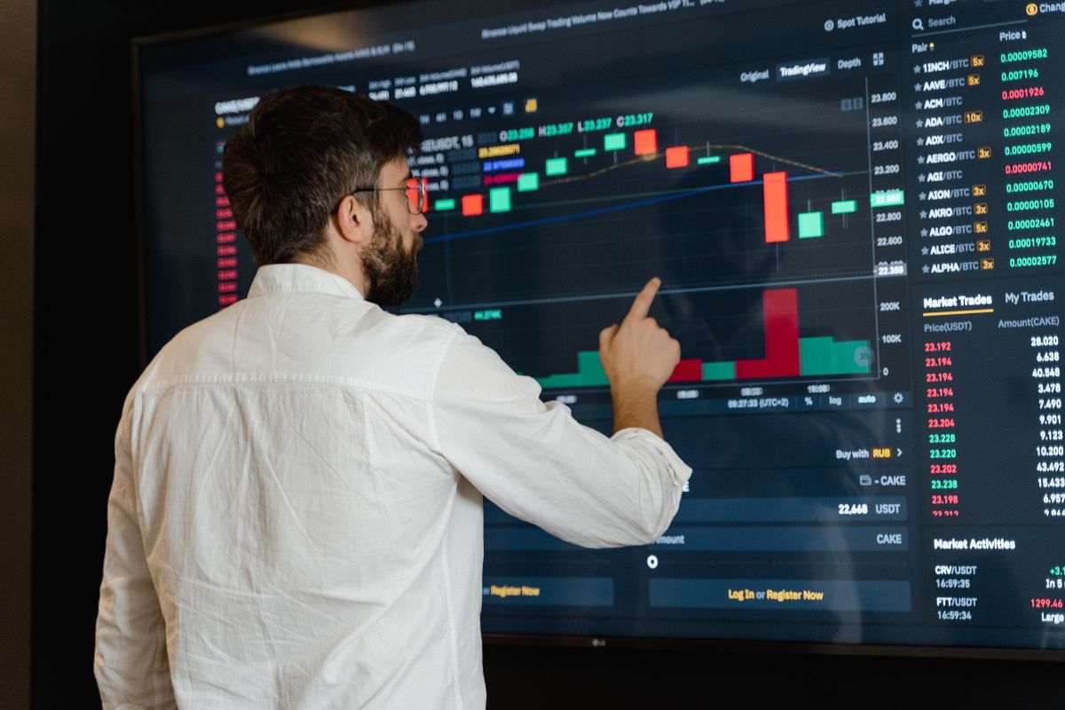 Persona che studia un grafico dei mercati