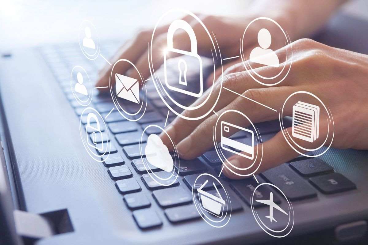 Persona che usa il pc per svariati motivi