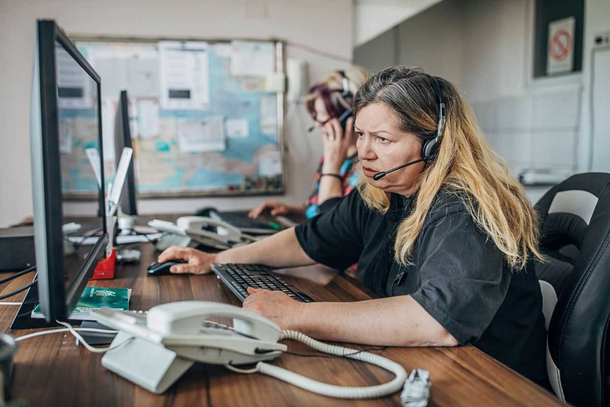 Persone che lavorano al pc