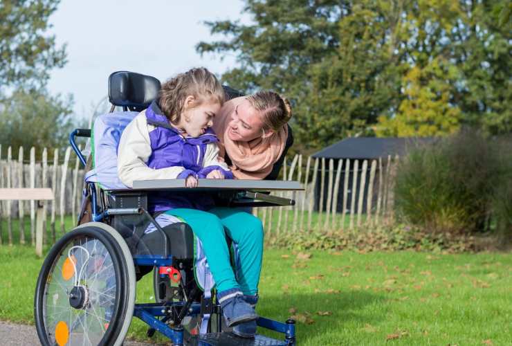 Disabile con accompagnatrice