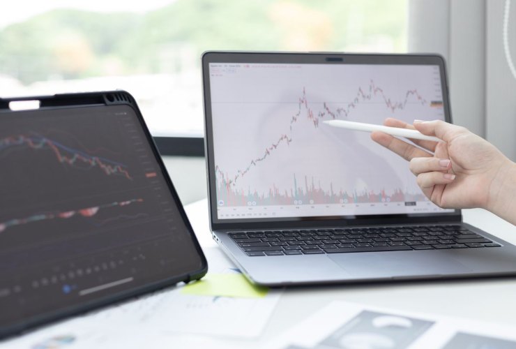 Persona che studia dei grafici dei mercati