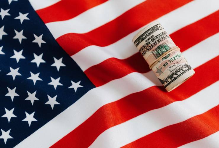Bandiera americana e dollari