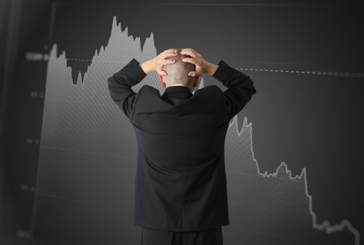Persona che assiste crollo dei mercati