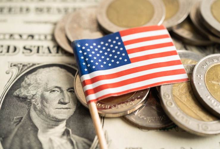 Dollaro, monete e bandiera americana