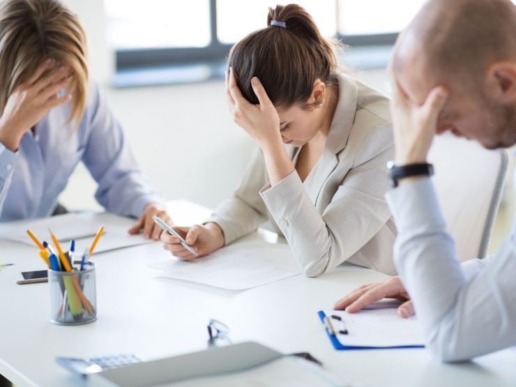 lavoratori in ufficio in crisi