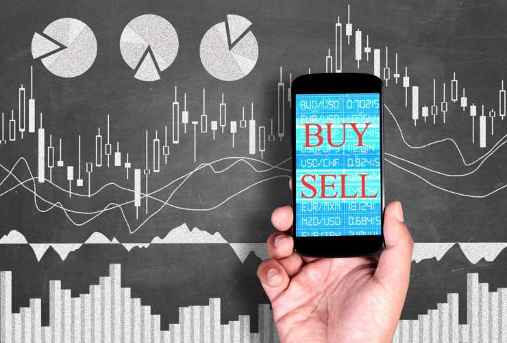 Grafici e scritte Buy Sell su un cellulare