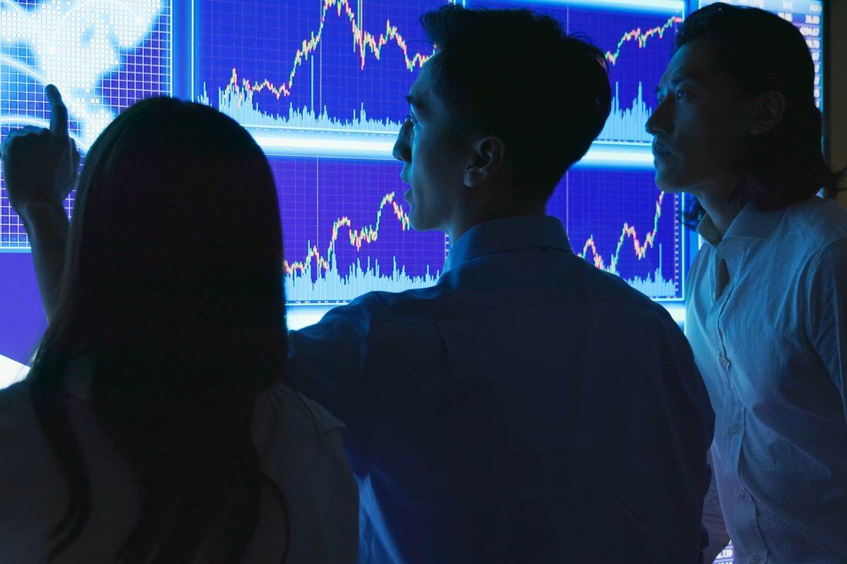 Persone che studiano dei grafici
