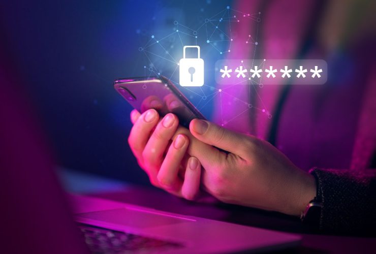 Persona che digita la password sul suo cellulare