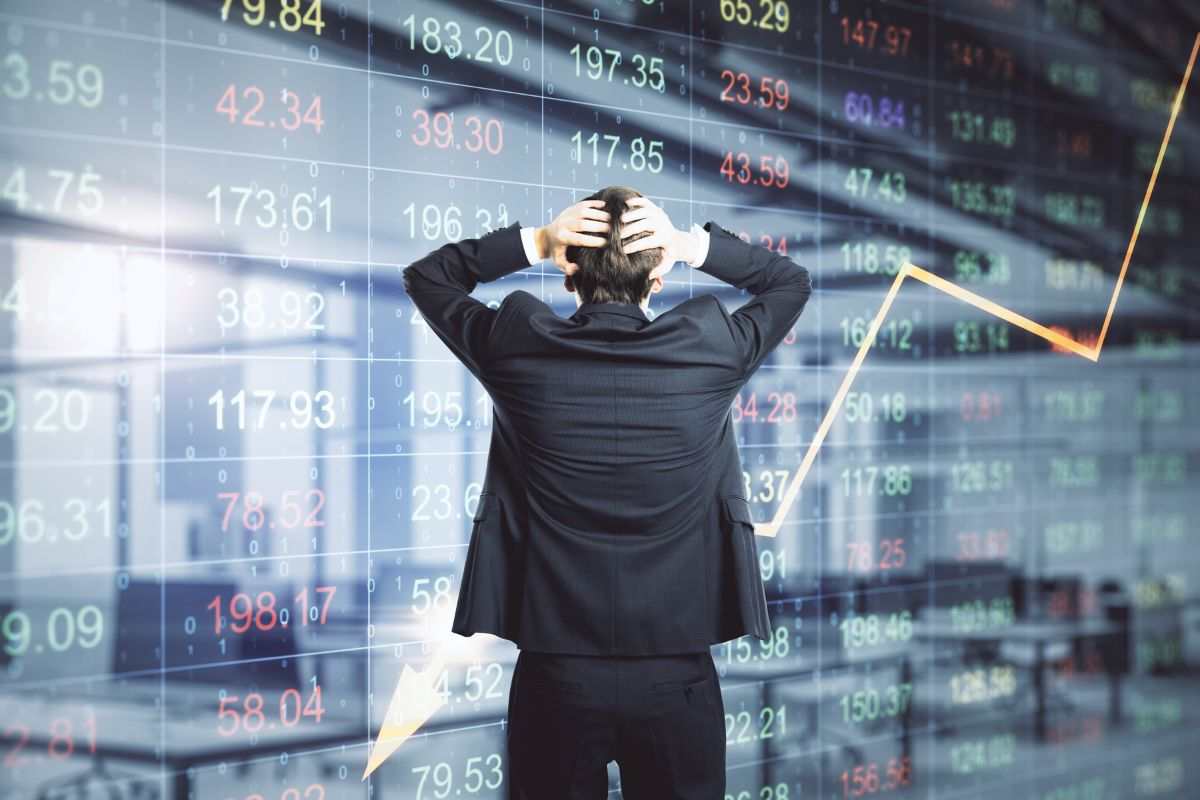 Persona spaventata dal crollo dei mercati