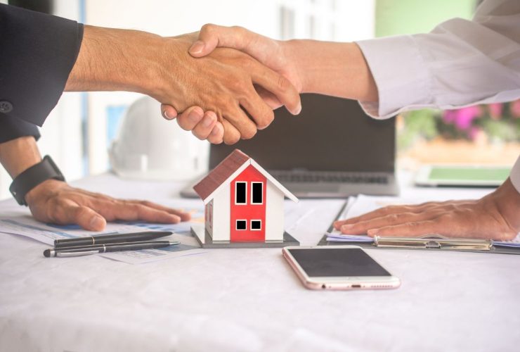 Persone che si stringono la mano dopo una compravendita casa