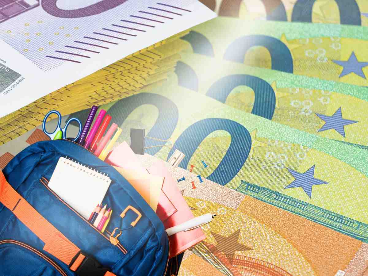 sfondo banconote euro e cartella con prodotti di cancelleria