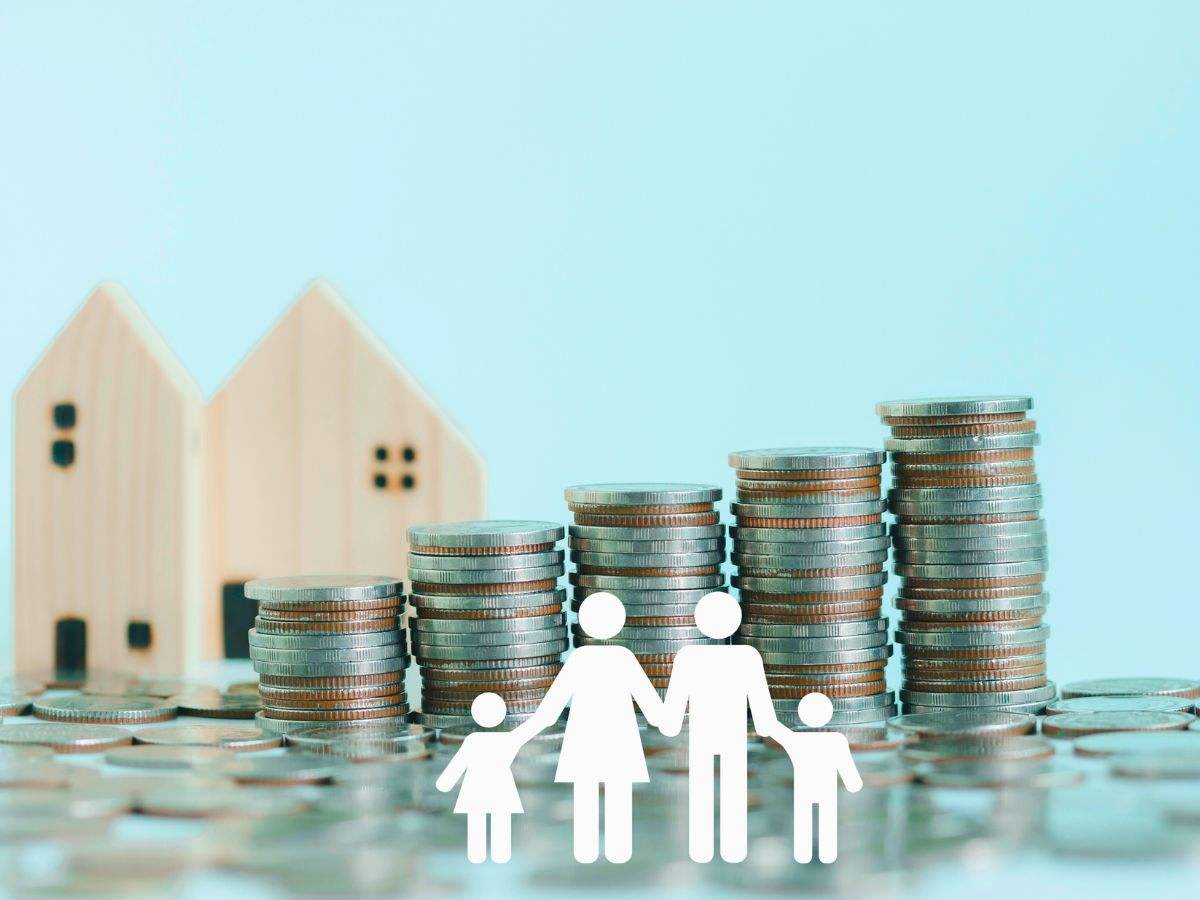 monete euro in crescita e sagome casa e famiglia
