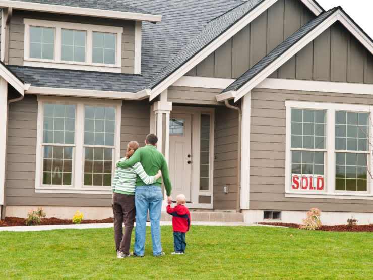 casa con famiglia di spalle che la osserva