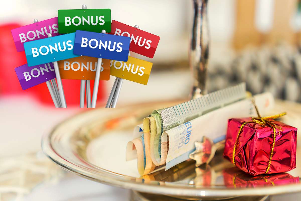 vassoio con pacchetto regalo e banconote e scritte bonus