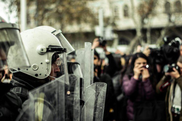 poliziotti anti sommossa e manifestanti