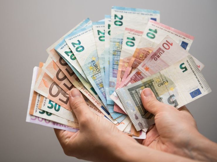 banconote euro in mano