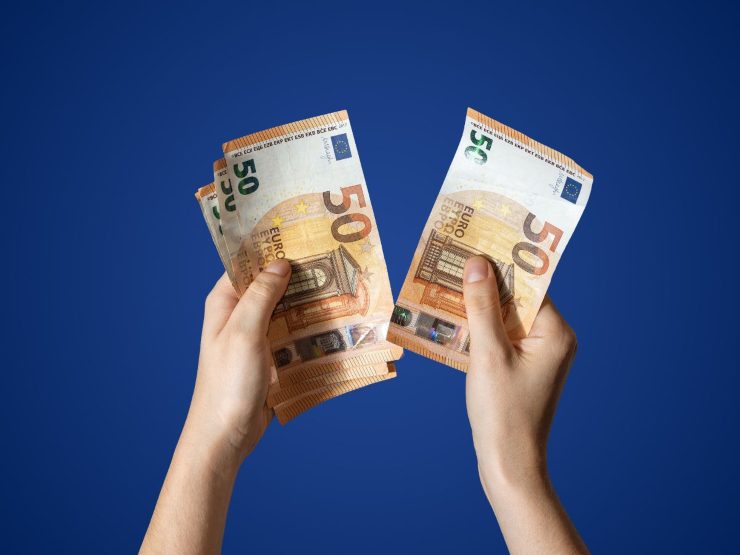 banconote euro in mano