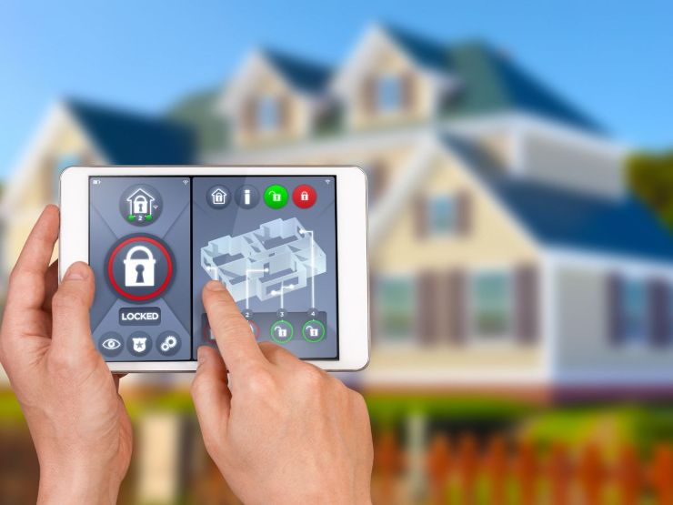 sfondo casa e sistema di sicurezza su dispositivo mobile
