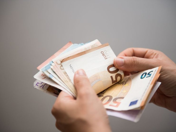 banconote euro in mano