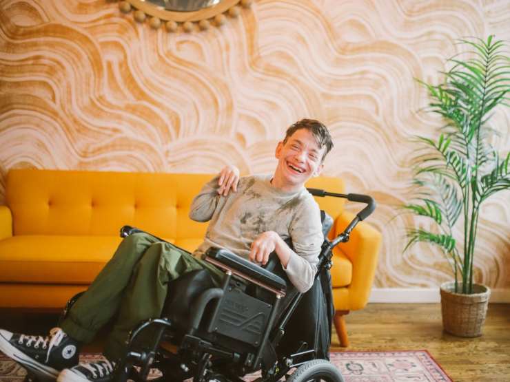 ragazzo con disabilità in carrozzina