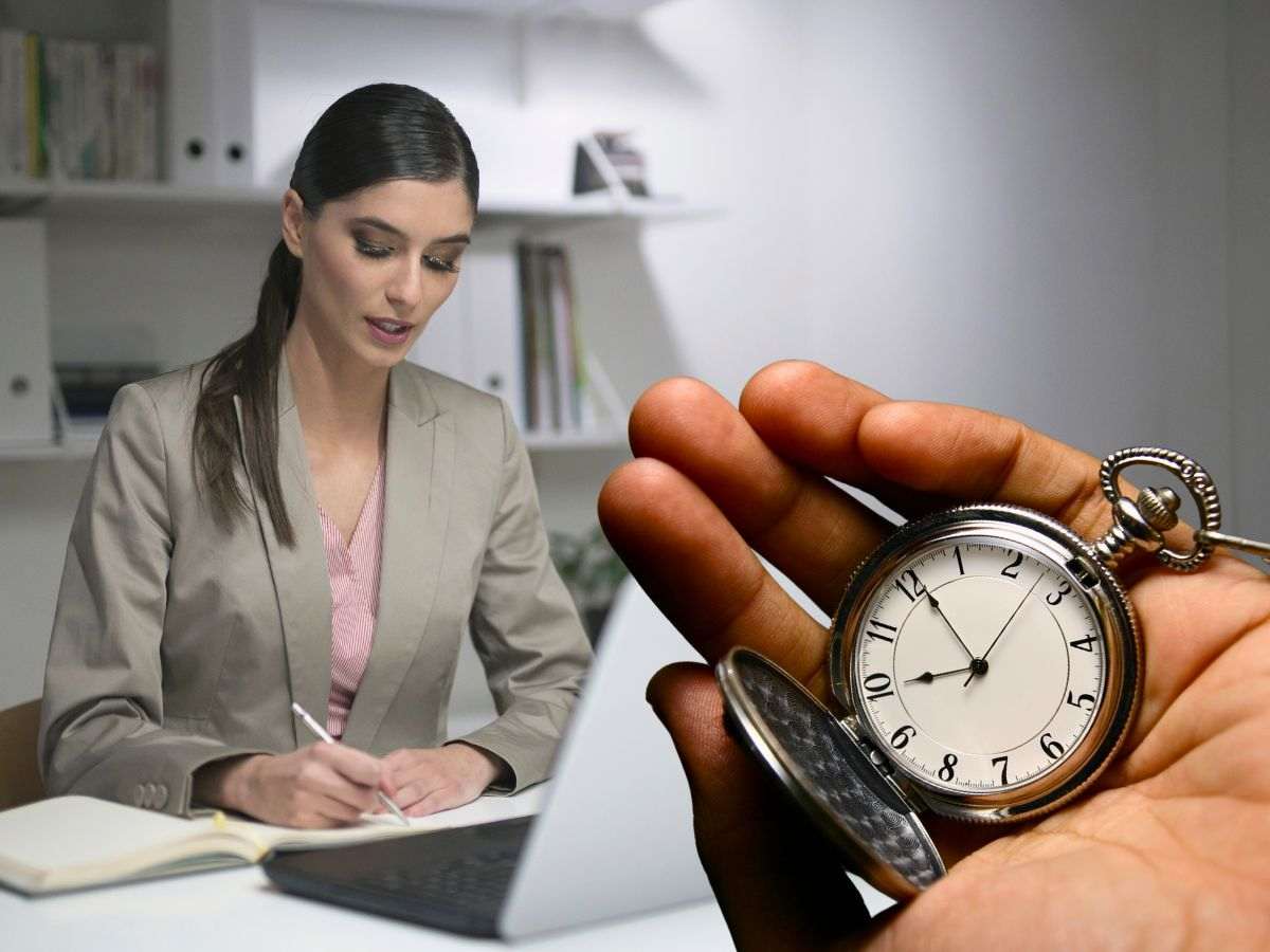 sfondo lavoratrice al pc e mano con orologio