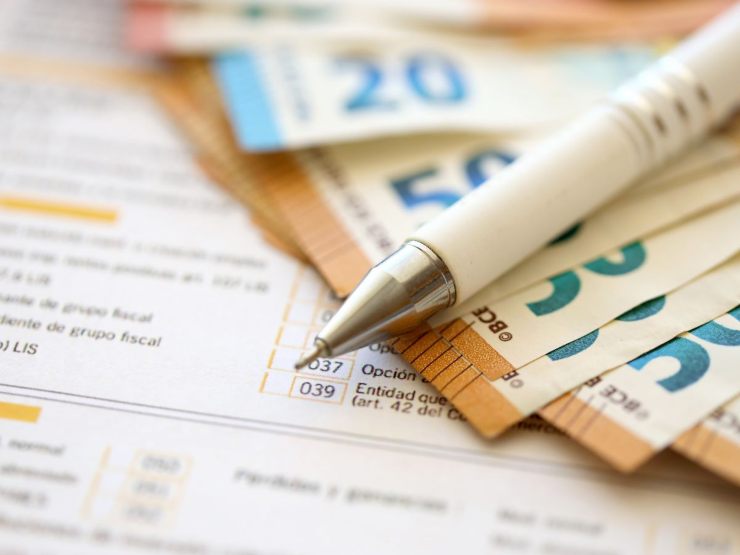 banconote 50 euro, documento e penna