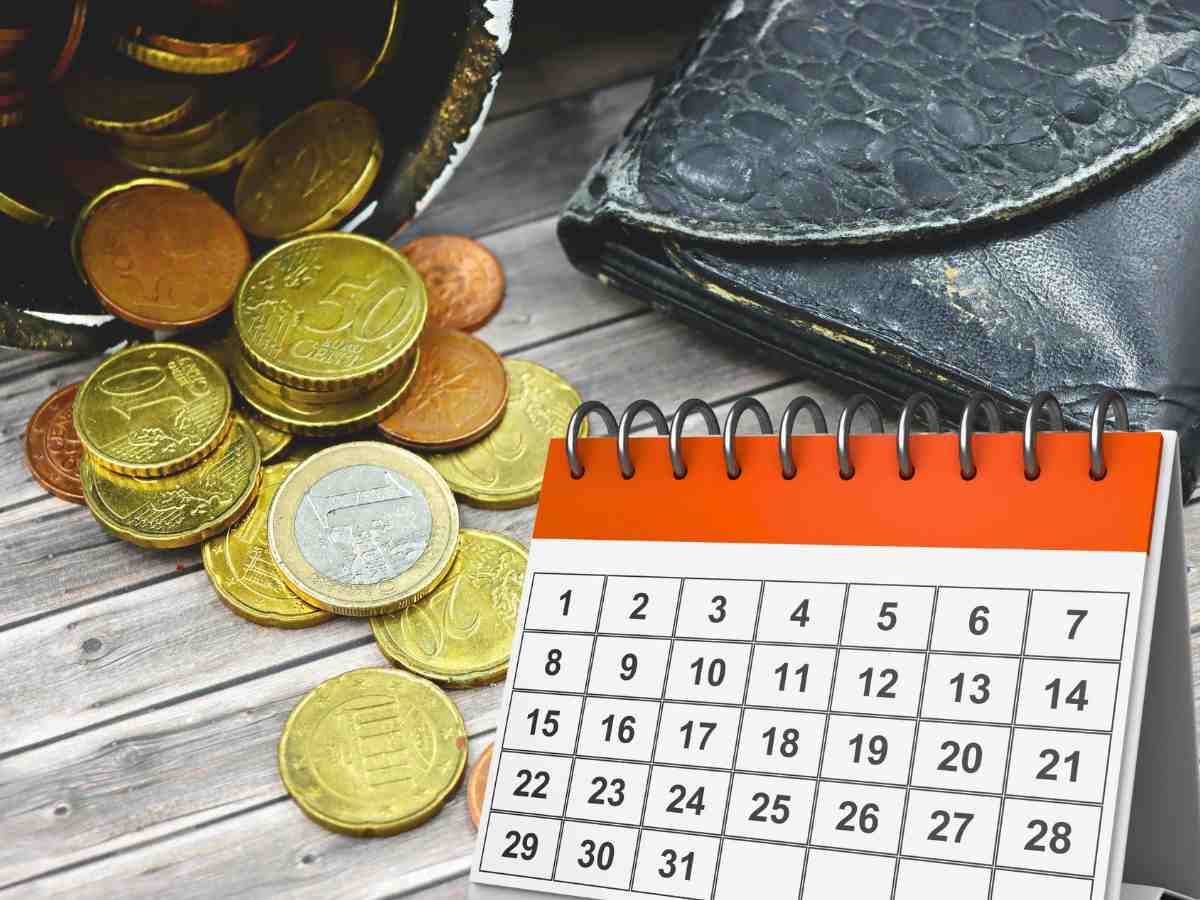 sfondo monete euro e portafoglio con calendario