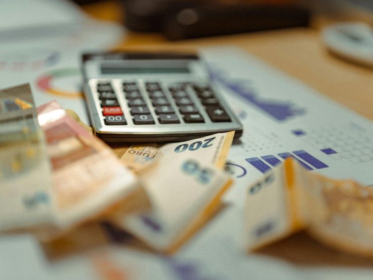 calcolatrice e banconote euro