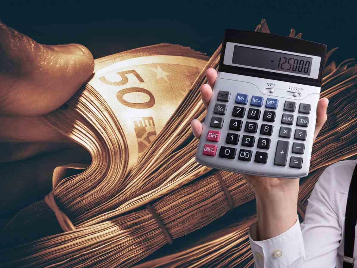 sfondo banconote 50 euro in mano e calcolatrice in mano