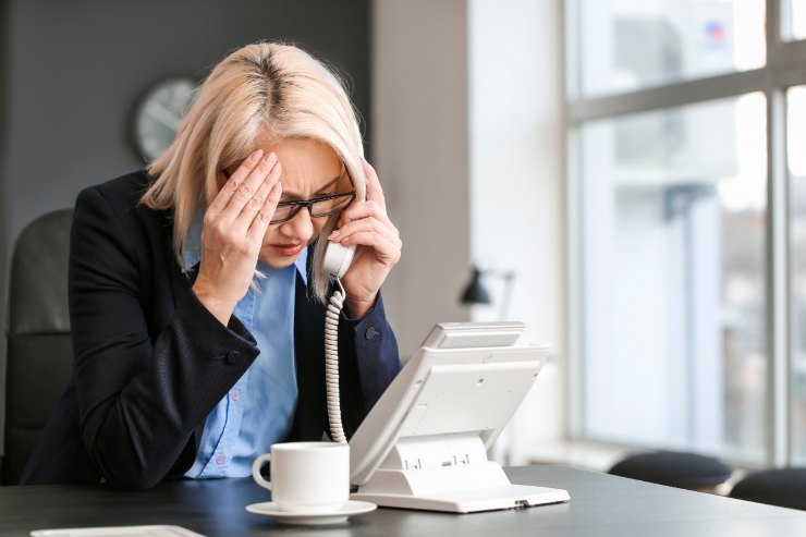 lavoratrice disperata di fronte a pc