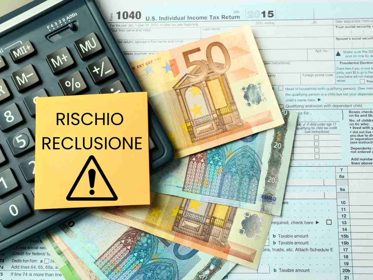 sfondo con carte Fisco e banconote euro e post it con scritta rischio reclusione e segnale pericolo