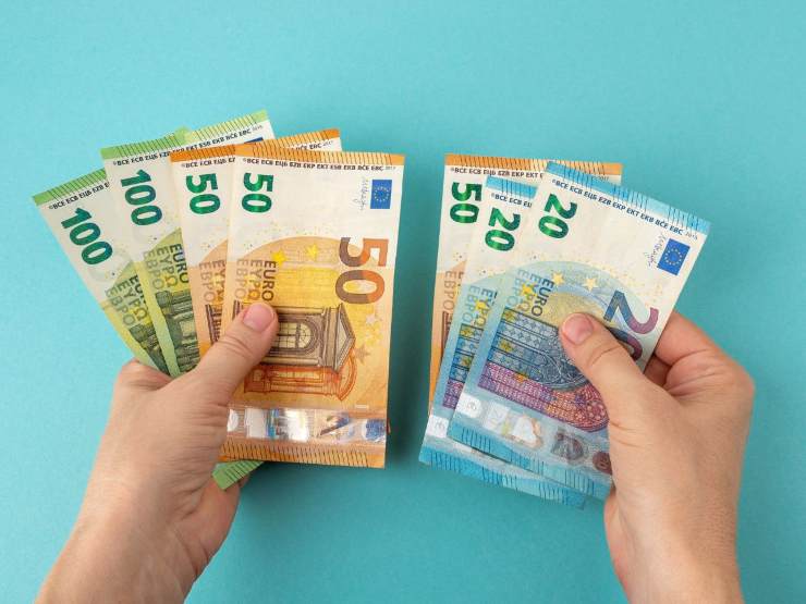 banconote euro tra le mani