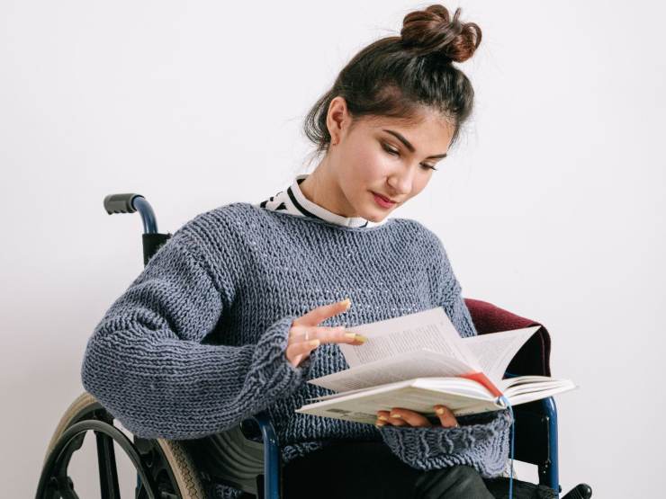 ragazza disabile legge libro