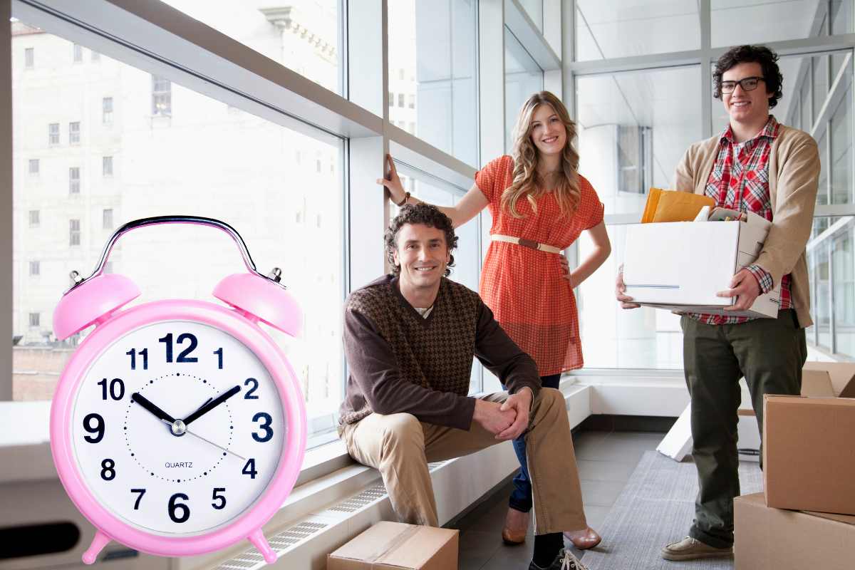 lavoratori in trasferta e sveglia in primo piano