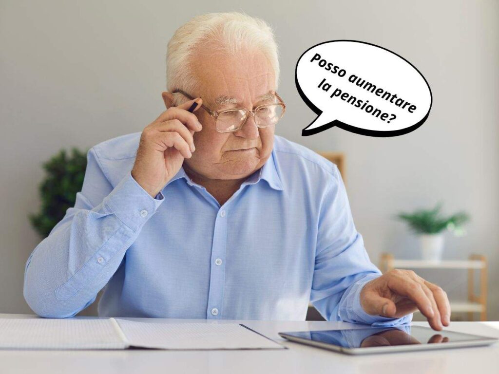 Pensionato che usa il tablet e chiede se può aumentare la pensione