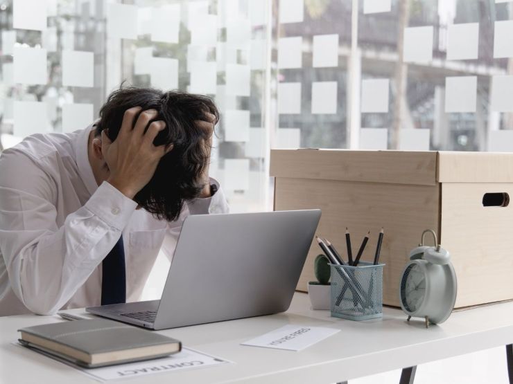lavoratore disperato alla scrivania