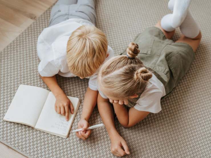 bambini scrivono su quaderno
