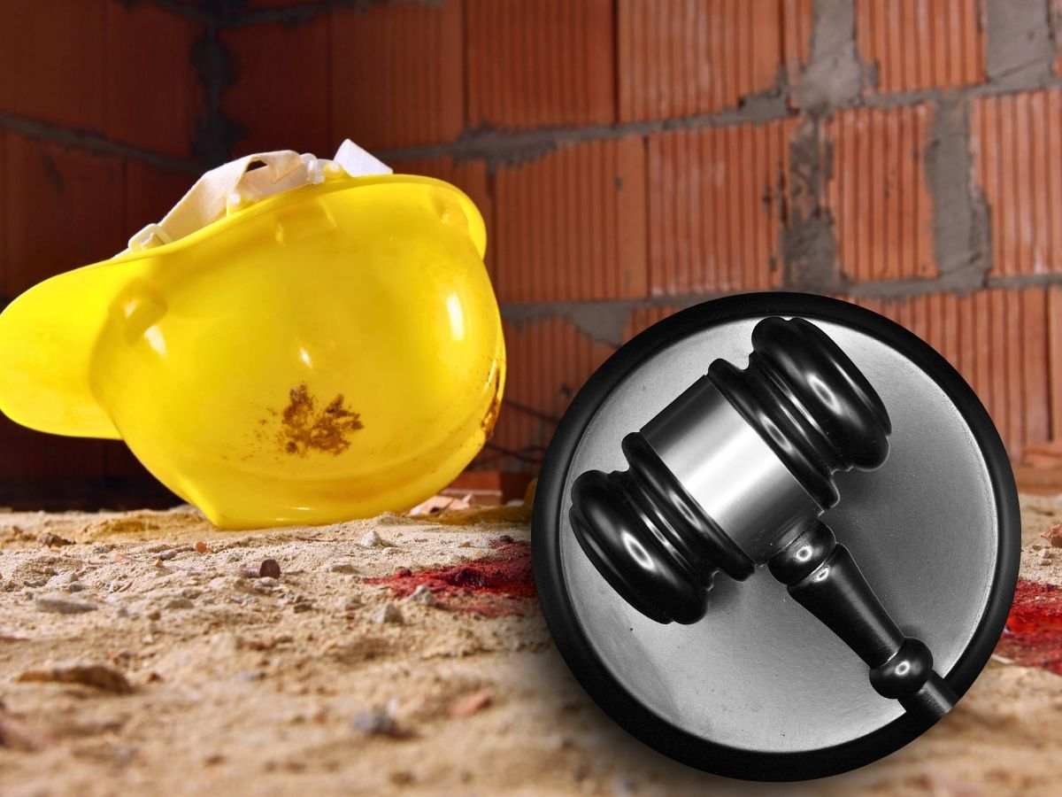 sfondo caschetto operaio sporco di sangue in cantiere e tondo con martelletto del giudice