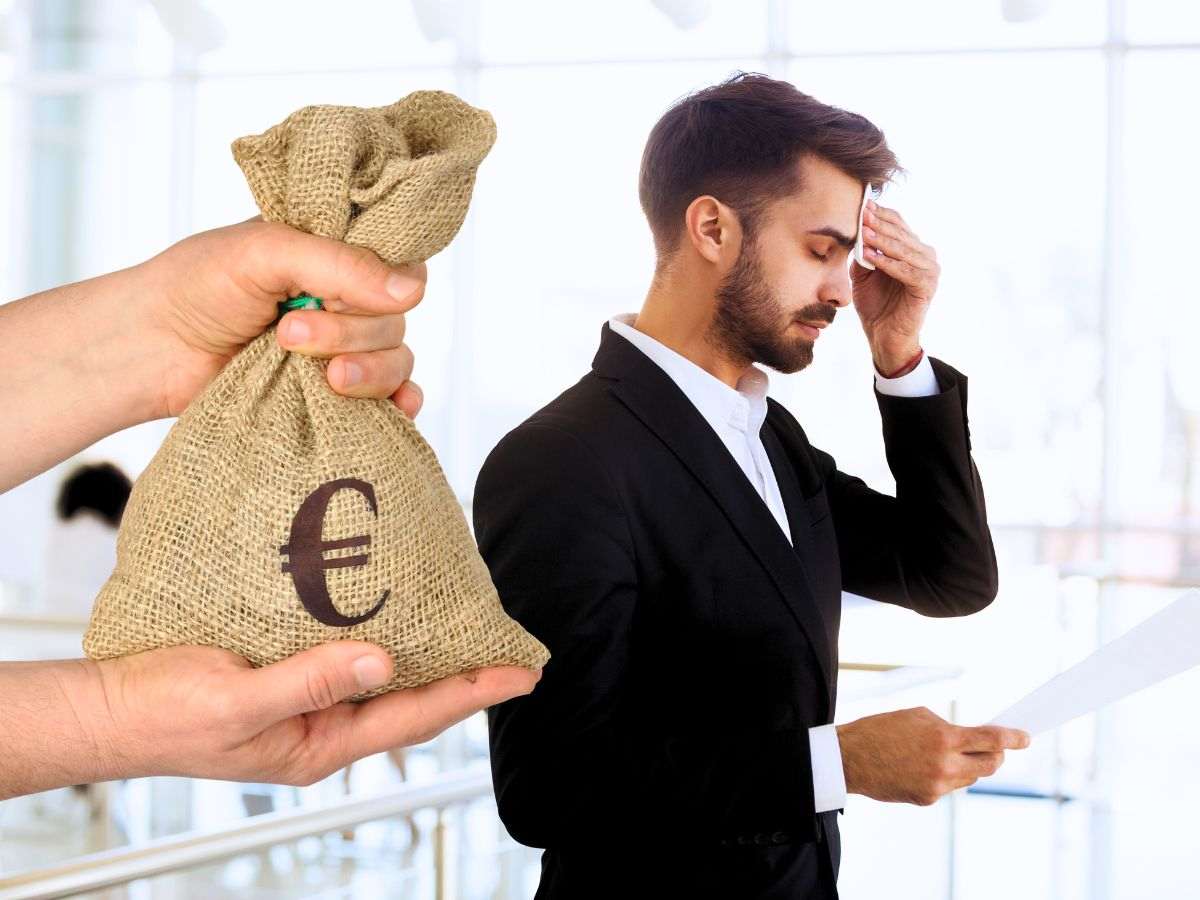 sfondo dipendente preoccupato e mani che tengono sacchetto euro
