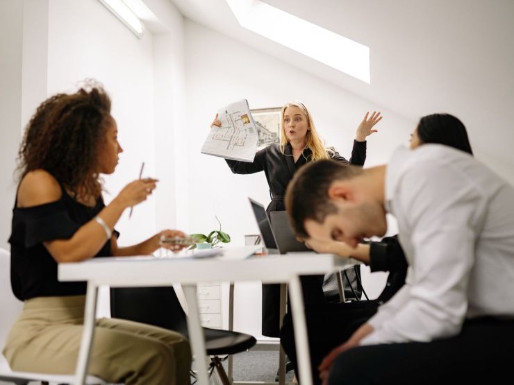 lavoratori in ufficio disperati