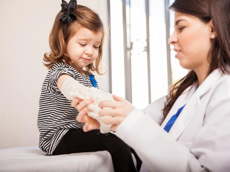 bimba ferita medicata da dottoressa
