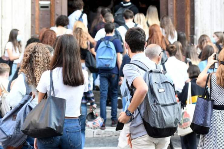 studenti entrano a scuola