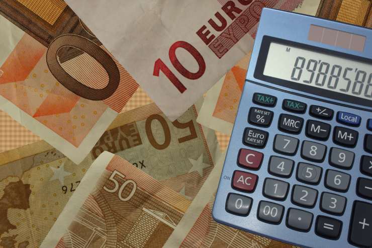calcolatrice e banconote in euro