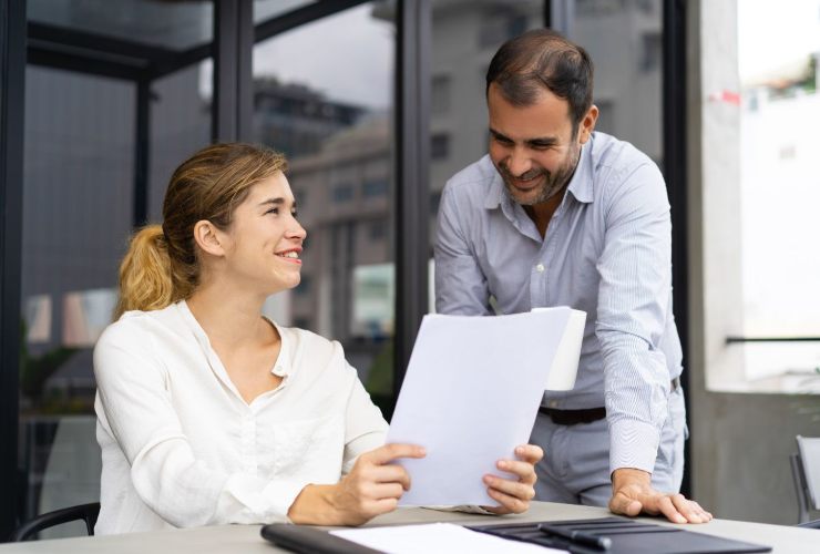 Persone felici che leggono dei dati