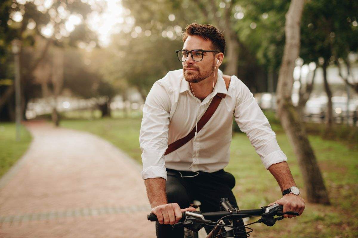 Persona che va in bicicletta
